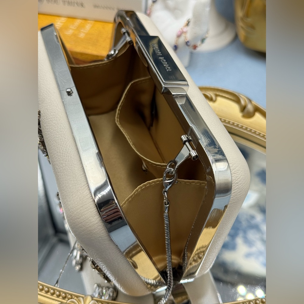 🆕 HENRI BENDEL 🧿 NWOT Ivory Leafy Crystal Embellished Clutch, with Chain Strap - Picture 12 of 15